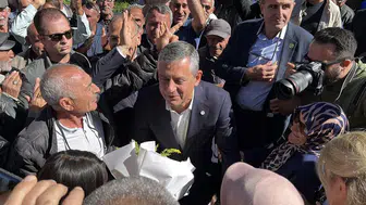 Ardahanlı kadının sitemi Özgür Özel'in yeni seçim sloganı oldu: Adamı olan değil, arkada kalanlar kazanacak