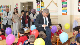 Erzurum'da okul zili çaldı: İlk ders heyecanını müdürle paylaştılar