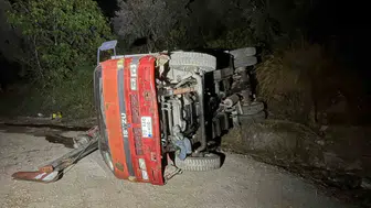 Saniyelerle yarışan kurtarma operasyonu: Devrilen iş makinesinden camı kırarak çıkardılar