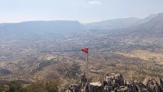 Hakkari'de 2 bin rakımlı tepede anlamlı değişim: Gazeteciden örnek davranış