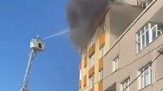 Küçükçekmece'de korku dolu anlar: Çatı katı alevlere teslim oldu