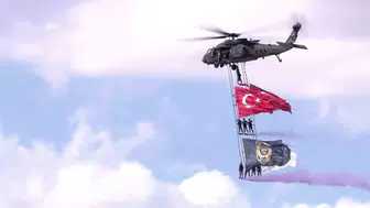 Gökyüzünde nefes kesen anlar: Yerli T-70 ile dev Türk bayrağı şovu