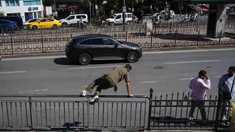 Karaköy’de bariyer inadı: 100 metre yürümek yerine demirlerin üzerinden atlıyorlar