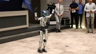 Kayseri'de belediye binasında yeni dönem: Personel kadrosuna insansı robot katıldı