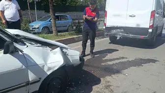 Siirt'te trafik kabusu: Valilik kavşağında iki araç birbirine girdi