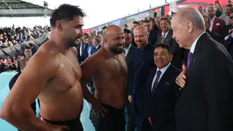 Er meydanında duygusal anlar: Cumhurbaşkanı Erdoğan küçük pehlivanla yakından ilgilendi