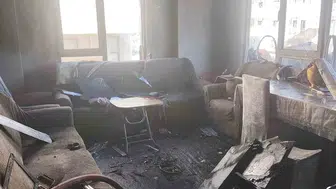 Alanya'da korku dolu anlar: Beş katlı binanın çatısı alevlere teslim oldu