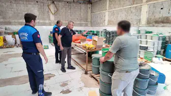 Mersin'de turşu skandalı: Yüksek duvarların ardında insan sağlığı hiçe sayıldı