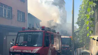 Beyoğlu'nda korku dolu anlar: Cila atölyesi alevlere teslim oldu