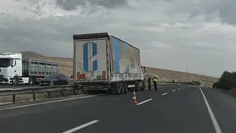 Eskişehir yolunda korkutan kaza: Bariyerler faciayı önledi