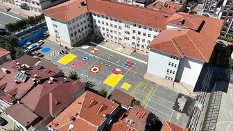 Bağcılar'da okul bahçeleri çocukların neşeli kahkahalarıyla şenlenmeye hazırlanıyor