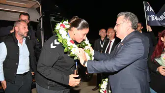 Ringin altın kızı Trabzon'a döndü: Avrupa şampiyonu Havvanur Kethüda'ya görkemli karşılama