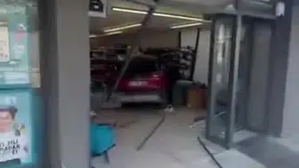 İzmit'te market alışverişi kabusa döndü: Otomobil vitrinden içeri daldı