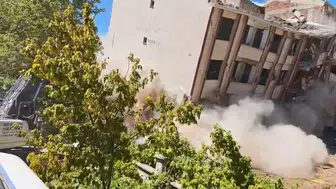 Elazığ'da kentsel dönüşümde şaşırtan anlar: İş makinesinin tek hamlesi yetti