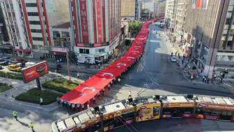 İzmir sokaklarında 350 metrelik dev gurur: 9 Eylül coşkusu zirveye taşındı