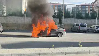 Erzurum sokaklarında dehşet anları: Otomobil alev topuna döndü