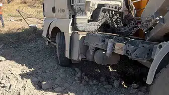 Mamak'ta korkutan kaza: Aşırı yük tırı yoldan çıkardı