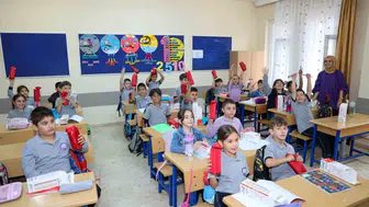 Beykoz'da eğitim seferberliği: Binlerce öğrenciye hem kırtasiye desteği hem nakdi yardım