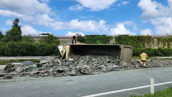 Karadeniz Sahil Yolu'nda taş yüklü kamyonlar birbirine girdi: 3 yaralı