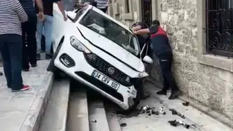 Direksiyon başında fenalaştı: Müze merdivenlerine uçan araçtan mucizevi kurtuluş