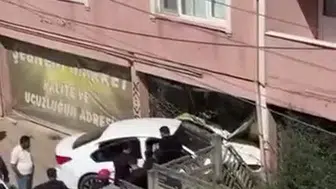 Derince'de korku dolu anlar: Kontrolden çıkan araç dükkana daldı