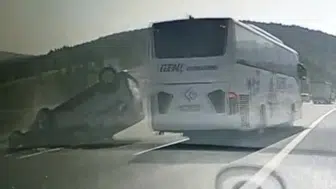 TEM Otoyolu'nda dehşet anları: Kontrolden çıkan araç otobüsün önüne savruldu
