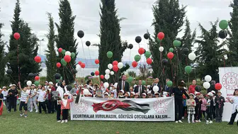 Burdur'un gökyüzü Gazzeli çocuklar için barış mesajlarıyla doldu