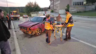 Eskişehir'de geceyi aydınlatan kaza: Direksiyon hakimiyetini kaybedince direğe çarptı