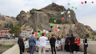 Tarihi köprüde anlamlı mesaj: Gazzeli çocuklar için gökyüzüne umut bıraktılar