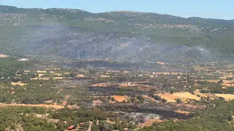 Muğla semalarında nefes kesen operasyon: 90 saniyede 15 ton suyla alevlere set çektiler