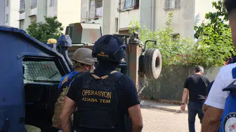 Adana'da nefes kesen operasyon: El bombasıyla eve kapandı