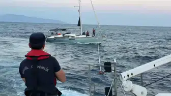 Akdeniz'in ortasında çaresiz kalmışlardı: Sahil Güvenlik'ten nefes kesen kurtarma operasyonu
