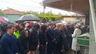 Eğitim camiasını yasa boğan veda: Sağanak altında son görev