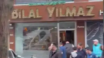 Bayrampaşa'da dehşet anları: Kontrolden çıkan araç berber dükkanına daldı