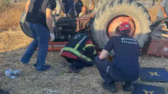 Traktörün altında can pazarı: İtfaiye ekipleri saniyelerle yarıştı