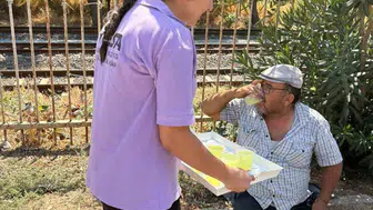 Germencik'te incir mesaisinde ter döken üreticiye belediyeden serinleten destek
