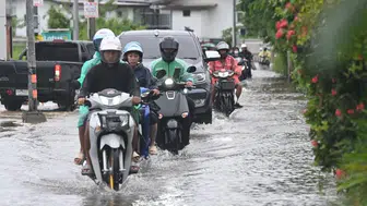 Bangkok'ta muson kabusu: 700 bin kişi sel sularıyla mücadele ediyor