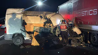 TEM Otoyolu'nda gece yarısı dehşeti: Minibüs TIR'a çarptı