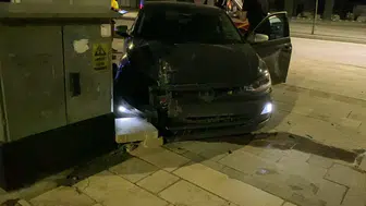 İnegöl'de gece yarısı dehşeti: Kontrolden çıkan araç elektrik panosuna daldı