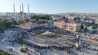 Sivas'ta tarihi meydan dev halay halkasıyla sarsıldı: Bin 58 kişi aynı ritimde buluştu