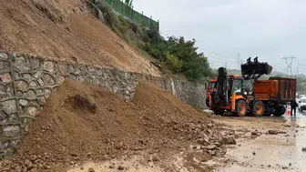 Sakarya'da ulaşımı felç eden heyelan: Trafik tek şeride düştü