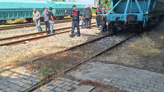 Eskişehir'de tren istasyonunda korku dolu anlar: Evladını kurtarmak isterken akıma kapıldı