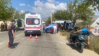 Manisa'da işçi servisi dehşeti: Ağaca çarpan minibüste 14 kişi yaralandı