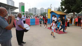 Kozan'da okul zili bu kez davul zurna eşliğinde çaldı: Miniklere kırmızı halılı karşılama