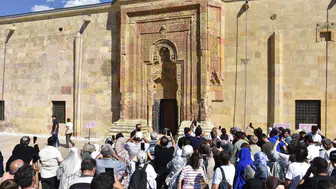 Taşın dile geldiği an: Divriği'de güneşin gölgeyle yazdığı namaz silüeti
