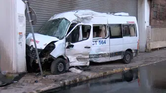 Sabahın ilk ışıklarında Ümraniye'de şiddetli çarpışma: Servis aracı dükkan duvarına çarptı