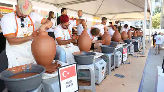 Menemen'de toprak sanata dönüştü: 45 ülkenin buluştuğu festivalde Nil Karaibrahimgil rüzgarı