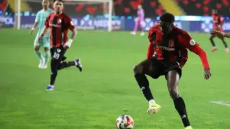 Samsunspor'da transferin son günü: Bayo imzayı attı, yaprak dökümü yaşandı