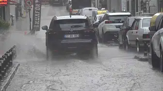 Yalova'da gökyüzü boşaldı: Şehir merkezinde ulaşım felç oldu