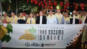 Manisa sokaklarında üzüm bereketi: Şehir merkezini renklendiren dev kortej
